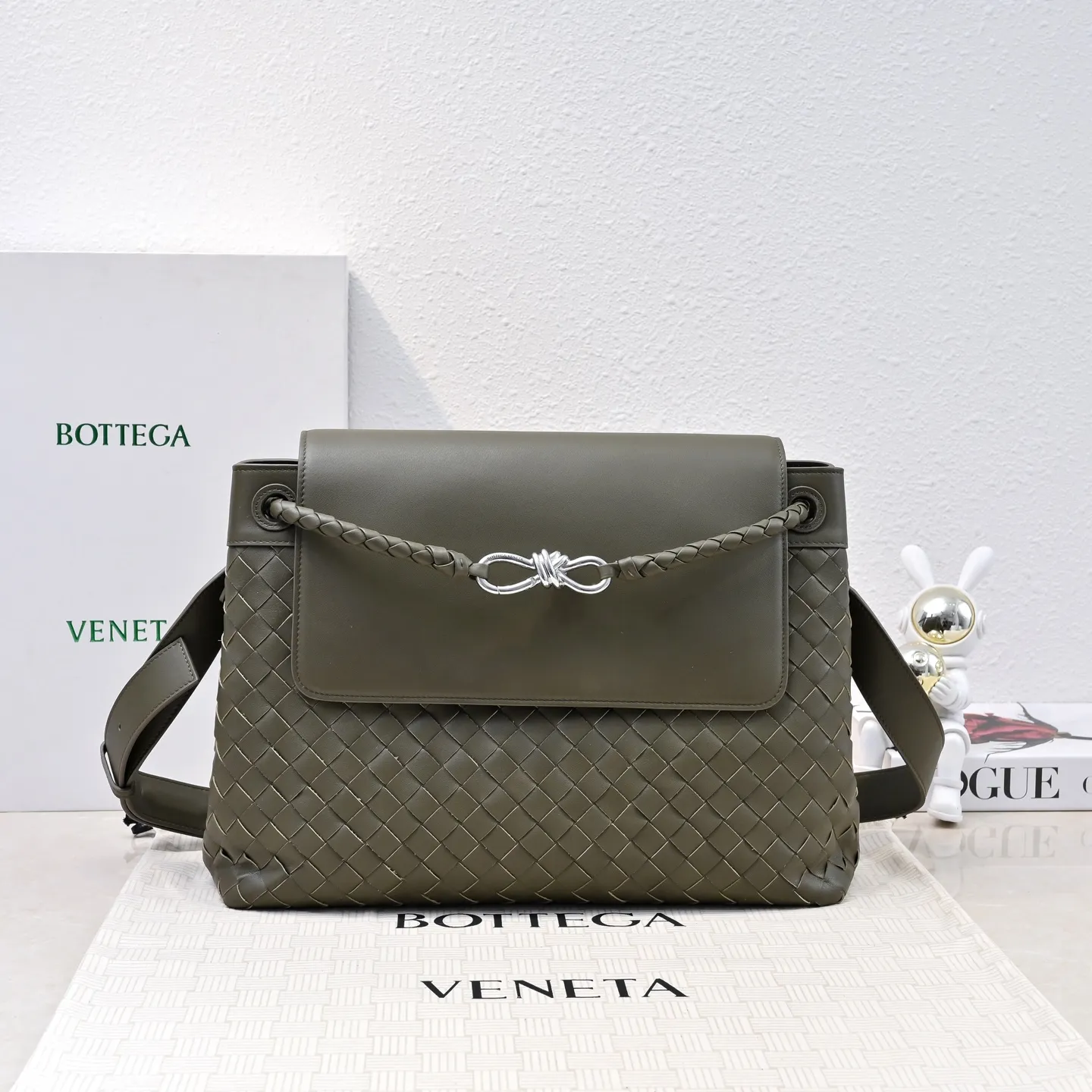Batch 2460 #BV new men's Andiamo can be carried hand-held, on the shoulder or cross-body. It is a fashionable and versatile men's bag. The combination of lntrecciato woven iconic elements and smooth leather creates a unique cool style😎 The subtle luster and natural texture of the calfskin are high-end and fashionable. The flip-top design Knot shoulder straps and tough full leather shoulder straps are more private and can be used in more ways. No matter the size, it can accommodate a laptop, and it can be easily handled for daily commuting, business trips or travel. Model: 7715 Size: 37x26x13